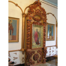 Киот напольный,лакированный,резной из дерева